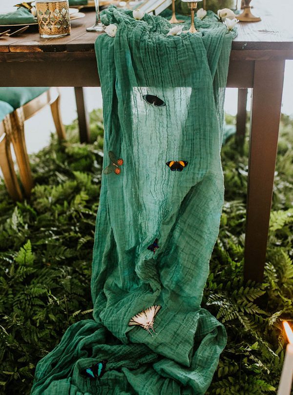 we-guarantee-youll-get-butterflies-over-this-dreamy-emerald-wedding-inspiration-11