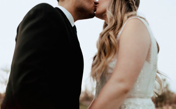 black-and-emerald-texas-wedding-at-olde-dobbin-station-joseph-west-22