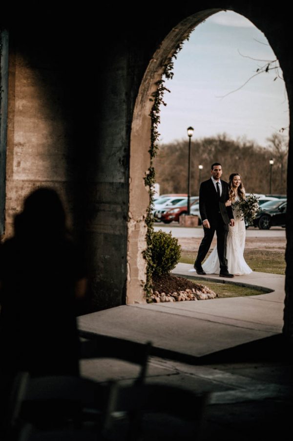 black-and-emerald-texas-wedding-at-olde-dobbin-station-joseph-west-45