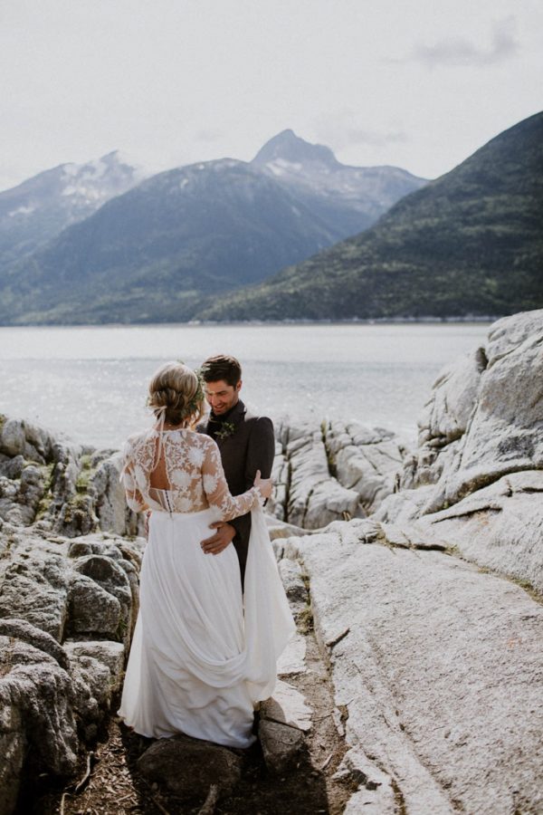 cozy-alaska-wedding-at-the-historic-skagway-inn-12