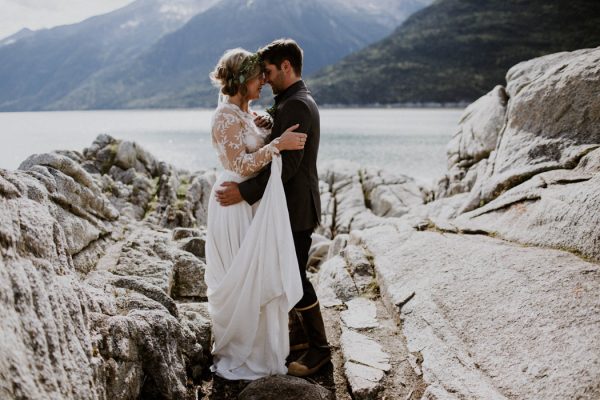 cozy-alaska-wedding-at-the-historic-skagway-inn-13