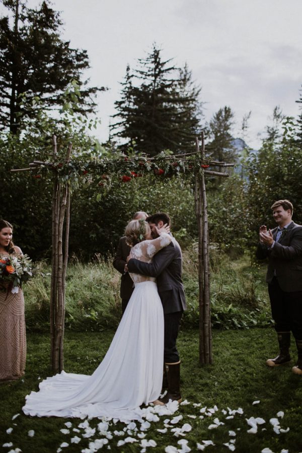 cozy-alaska-wedding-at-the-historic-skagway-inn-39