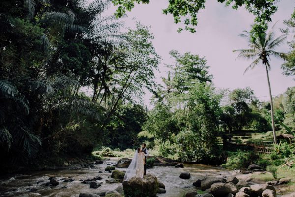 picture-perfect-bali-destination-wedding-at-bambu-indah-18