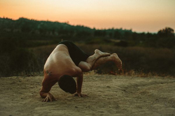 this-ultra-flexible-couple-had-a-yoga-engagement-in-the-woods-30