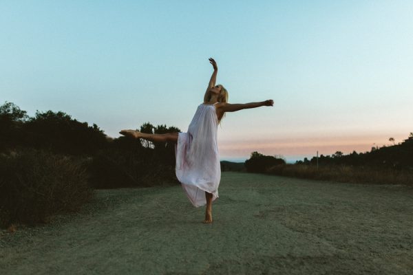 this-ultra-flexible-couple-had-a-yoga-engagement-in-the-woods-34