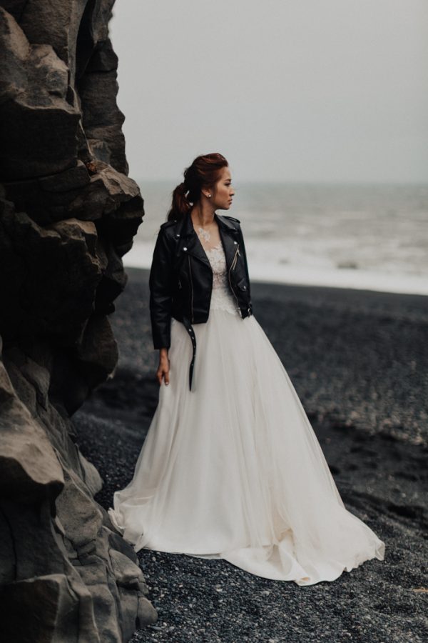 thrilling-pre-wedding-photos-in-the-south-coast-of-iceland-13
