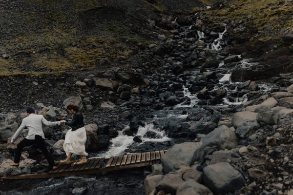 thrilling-pre-wedding-photos-in-the-south-coast-of-iceland-17
