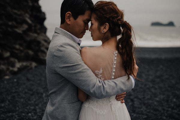 thrilling-pre-wedding-photos-in-the-south-coast-of-iceland-18