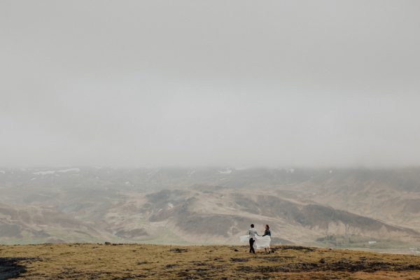 thrilling-pre-wedding-photos-in-the-south-coast-of-iceland-21