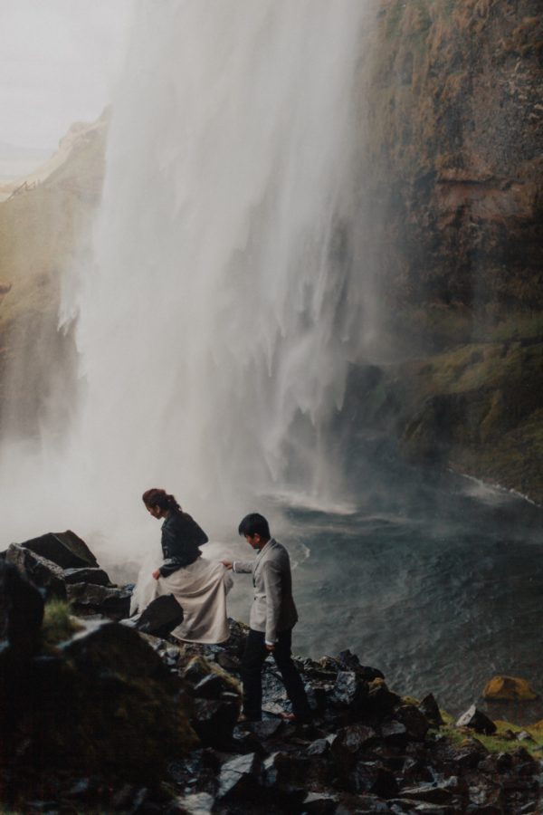 thrilling-pre-wedding-photos-in-the-south-coast-of-iceland-4