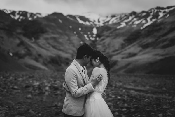 thrilling-pre-wedding-photos-in-the-south-coast-of-iceland-9