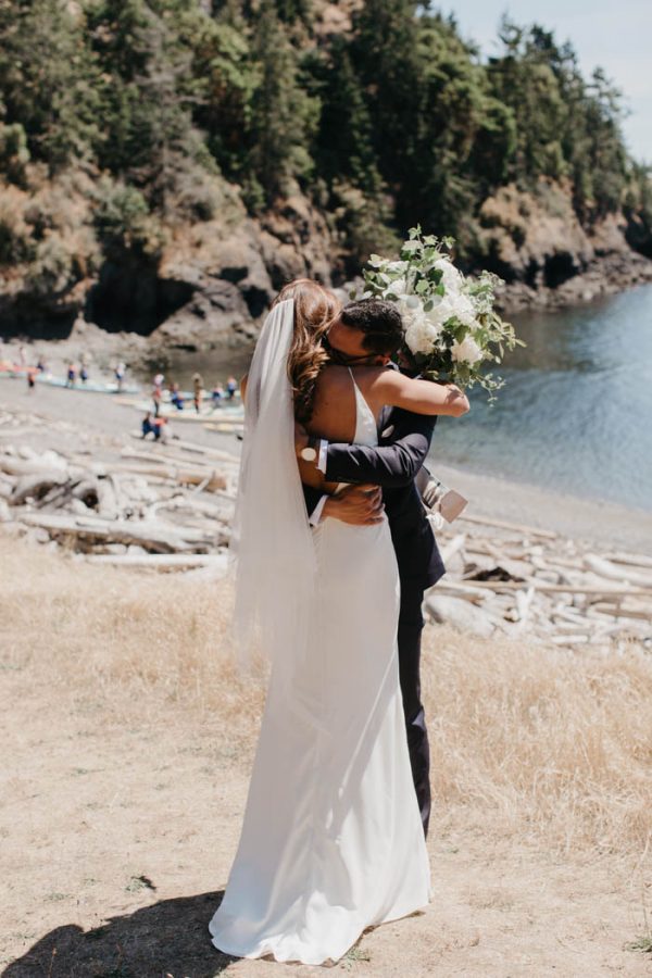 blue-and-white-roche-harbor-resort-wedding-on-san-juan-island-luke-and-mallory-photography-4