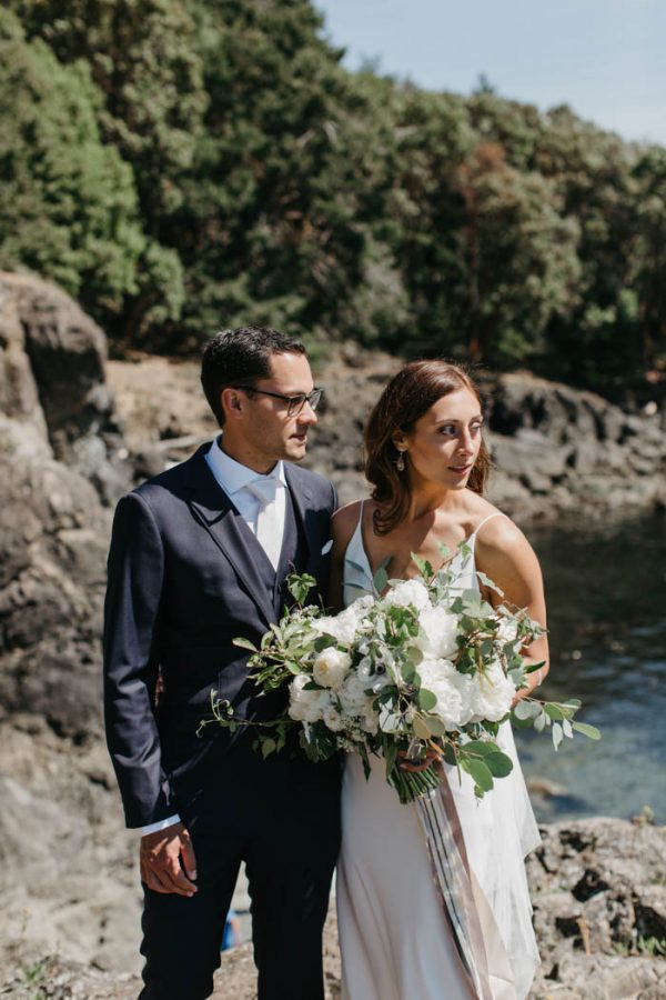 blue-and-white-roche-harbor-resort-wedding-on-san-juan-island-luke-and-mallory-photography-9