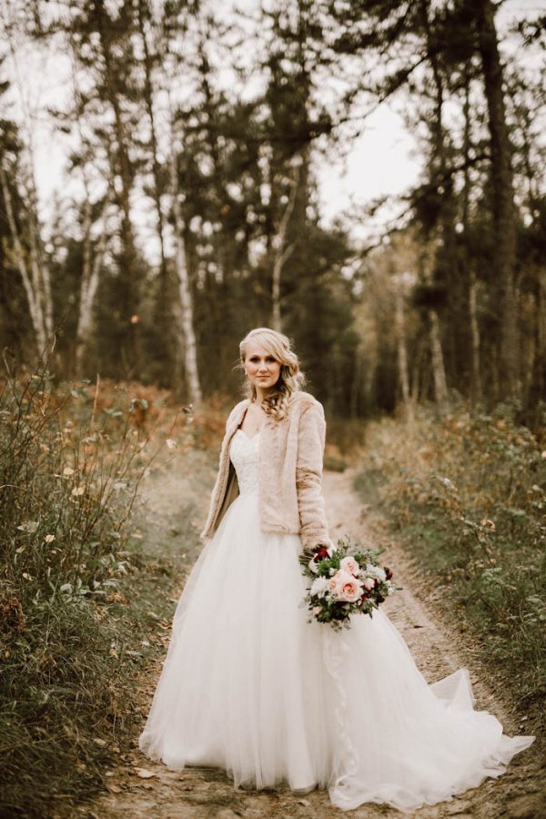 elegant-marsala-and-champagne-manitoba-wedding-at-the-rustic-wedding-barn-ariana-tennyson-photography-17