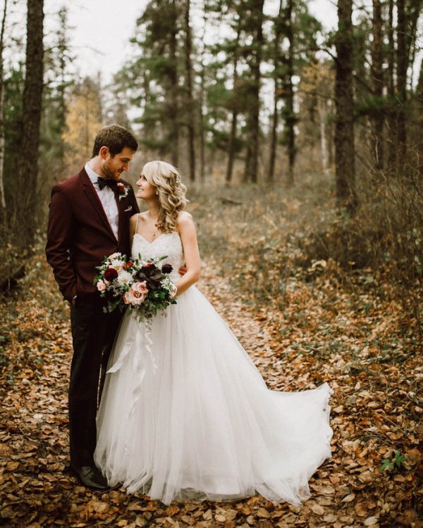 elegant-marsala-and-champagne-manitoba-wedding-at-the-rustic-wedding-barn-ariana-tennyson-photography-20