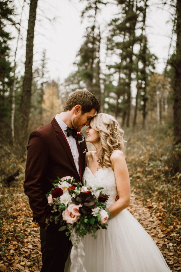 elegant-marsala-and-champagne-manitoba-wedding-at-the-rustic-wedding-barn-ariana-tennyson-photography-21