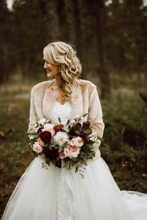 elegant-marsala-and-champagne-manitoba-wedding-at-the-rustic-wedding-barn-ariana-tennyson-photography-25