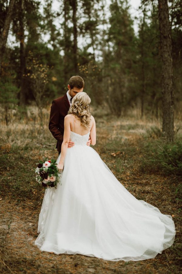 elegant-marsala-and-champagne-manitoba-wedding-at-the-rustic-wedding-barn-ariana-tennyson-photography-29