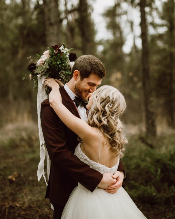 elegant-marsala-and-champagne-manitoba-wedding-at-the-rustic-wedding-barn-ariana-tennyson-photography-30