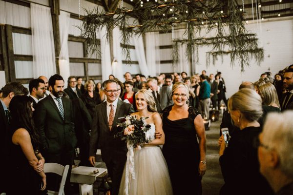 elegant-marsala-and-champagne-manitoba-wedding-at-the-rustic-wedding-barn-ariana-tennyson-photography-38