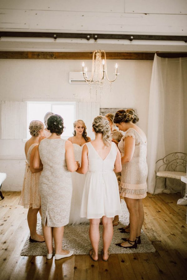 elegant-marsala-and-champagne-manitoba-wedding-at-the-rustic-wedding-barn-ariana-tennyson-photography-5