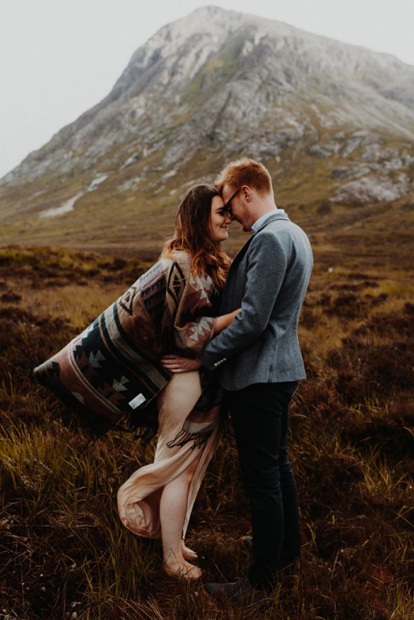 these-wild-portraits-in-glencoe-look-like-the-couple-has-the-world-to-themselves-11