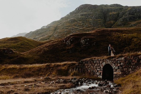 these-wild-portraits-in-glencoe-look-like-the-couple-has-the-world-to-themselves-14
