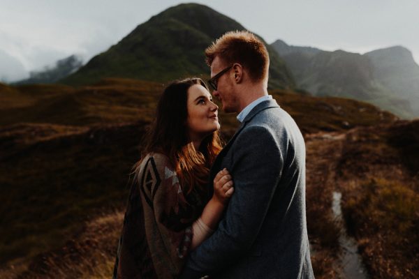 these-wild-portraits-in-glencoe-look-like-the-couple-has-the-world-to-themselves-16