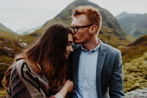 these-wild-portraits-in-glencoe-look-like-the-couple-has-the-world-to-themselves-20