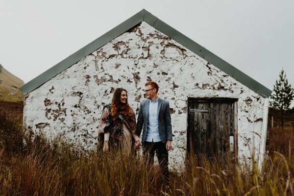 these-wild-portraits-in-glencoe-look-like-the-couple-has-the-world-to-themselves-4