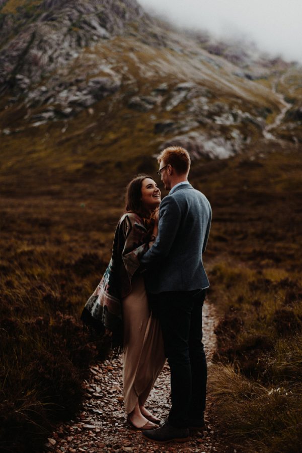 these-wild-portraits-in-glencoe-look-like-the-couple-has-the-world-to-themselves-7