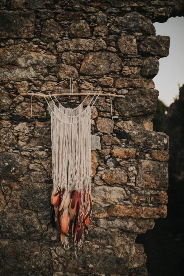 wild-wedding-inspiration-in-portuguese-castle-ruins-my-fancy-wedding-8