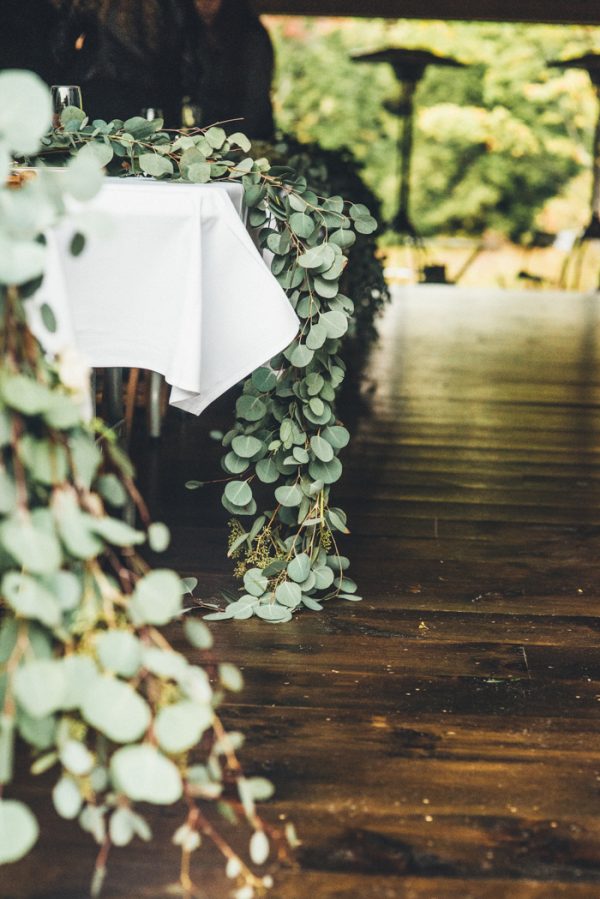 glamorous-upstate-new-york-barn-wedding-at-handsome-hollow-11