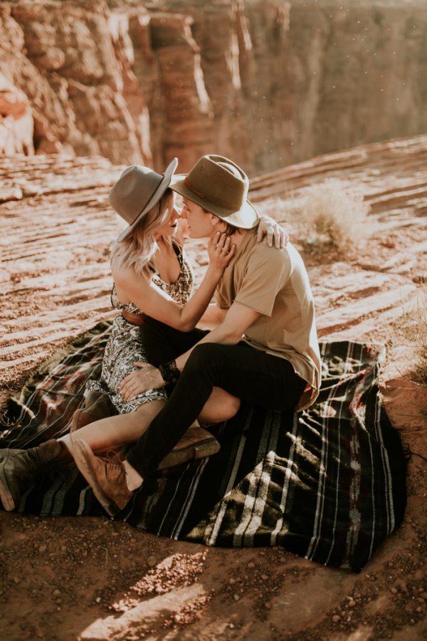 jaw-dropping-destination-engagement-session-at-horseshoe-bend-2