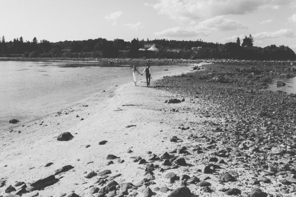 naturally-boho-maine-wedding-at-the-lookout-53-600x400