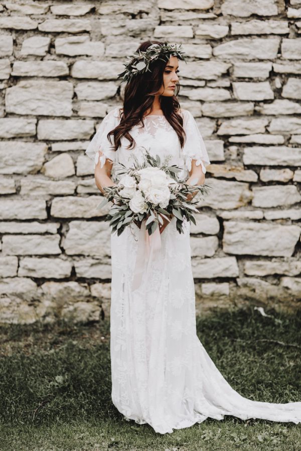 romantic-and-rustic-minnesota-wedding-at-mayowood-stone-barn-10