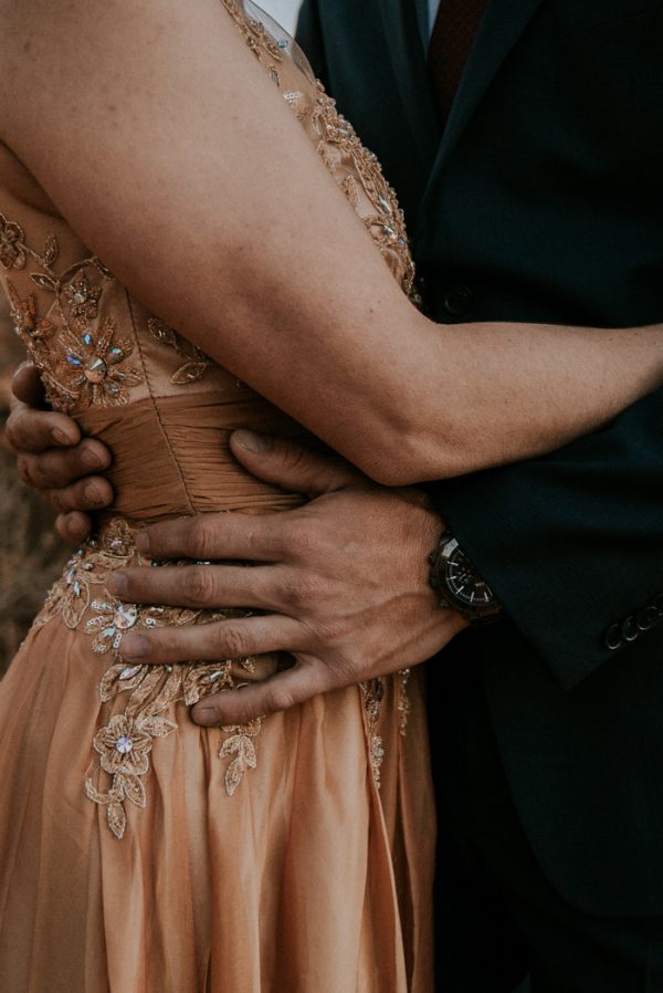 this-red-rocks-canyon-engagement-is-filled-with-copper-hues-11