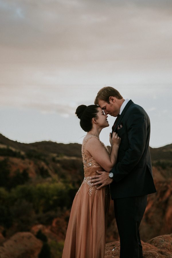 this-red-rocks-canyon-engagement-is-filled-with-copper-hues-18
