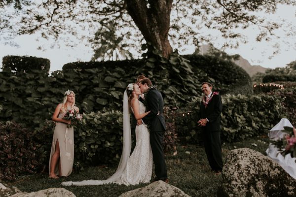 Utterly Romantic Hawaiian Wedding At Molii Gardens At Kualoa Ranch Junebug Weddings 9651