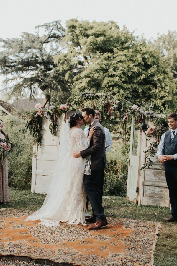 DIY Vintage-Inspired Philly Wedding at Bartram's Garden | Junebug Weddings