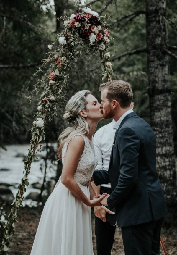 This Mt. Hood Elopement Has a Deliciously Beautiful Wine Color Palette ...