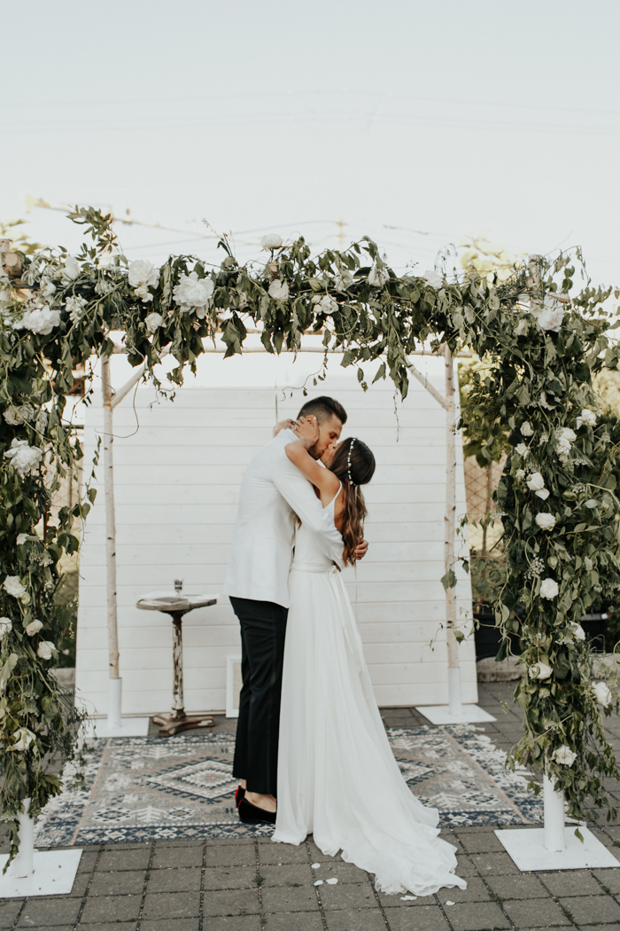 Earthy Luxe Oregon Wedding at Castaway Portland | Junebug Weddings