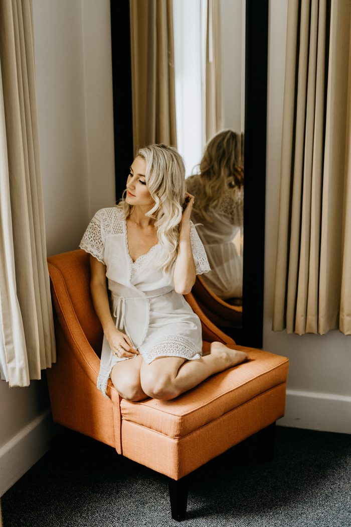 Understated Urban Wedding at The Seattle Tennis Club | Junebug Weddings