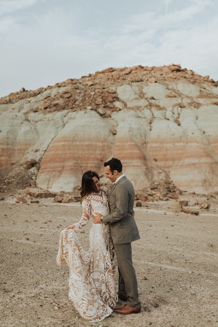 https://junebugweddings.com/wedding-blog/wp-content/uploads/2018/03/intimate-southwestern-desert-wedding-at-moab-under-canvas-tews-visual-40-700x1050.jpg
