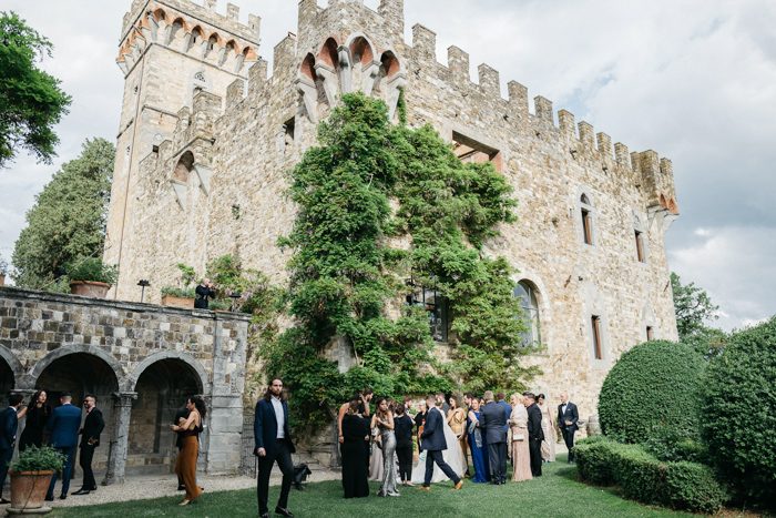 que suis je? où suis je?Martin 8 octobre trouvé par Ajonc et Martine - Page 3 Fairy-tale-tuscany-wedding-at-castello-di-vincigliata-stefano-santucci-50-700x467