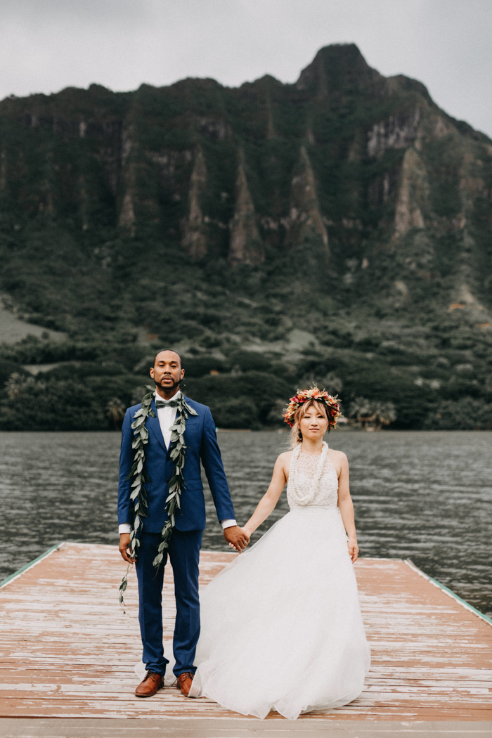 This Retro Hawaiian Wedding At Kualoa Ranch Was Full Of Aloha Spirit Junebug Weddings 