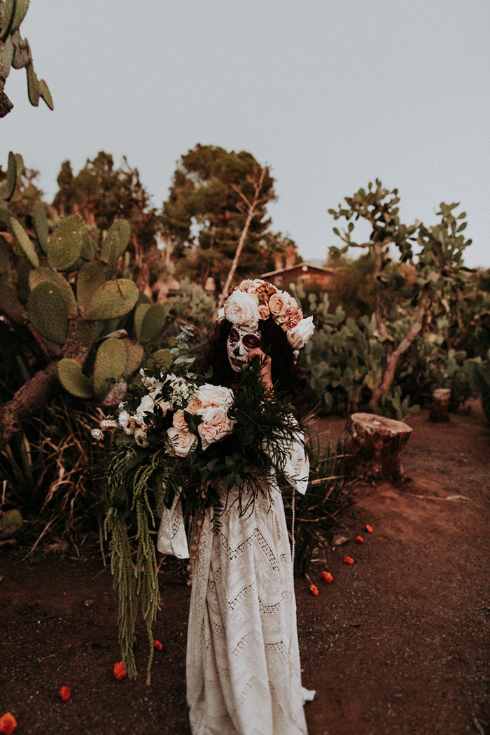 This Dia De Los Muertos Wedding Celebrates Mexican Heritage | Junebug ...