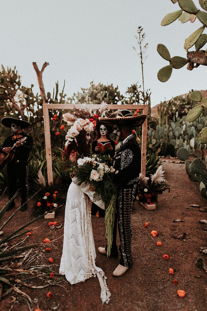 Get Spooky with This Dia De Los Muertos Wedding That Celebrates the ...