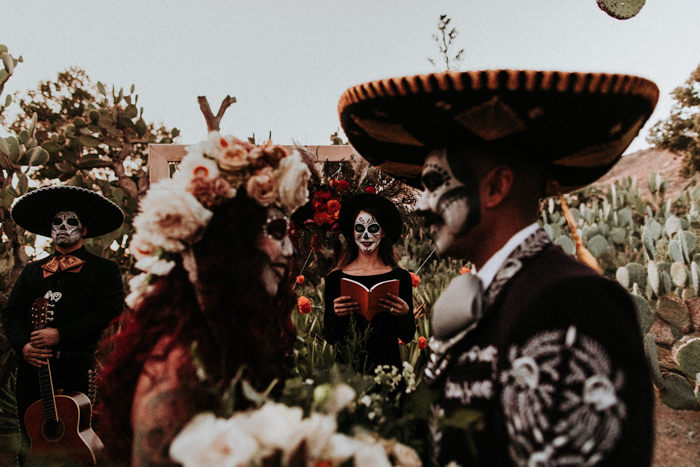 This Dia De Los Muertos Wedding Celebrates Mexican Heritage | Junebug ...