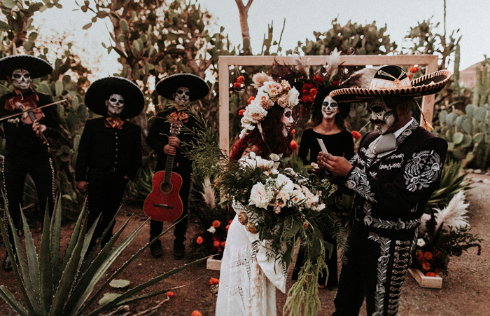 This Dia De Los Muertos Wedding Celebrates Mexican Heritage | Junebug ...